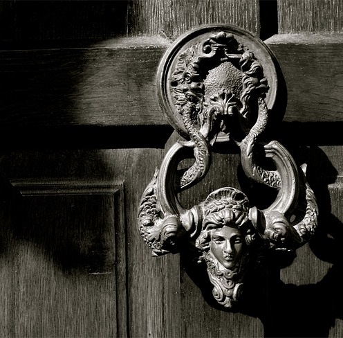 Dracula old door knocker pixabay 2017 cropped