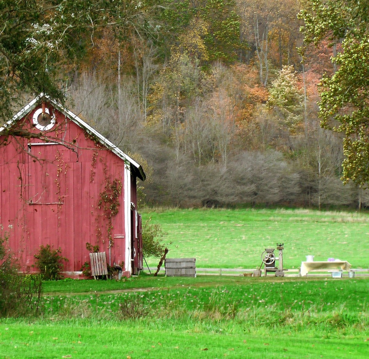 Amish barn public domain old-fashioned-barn cropped | Richard Subber