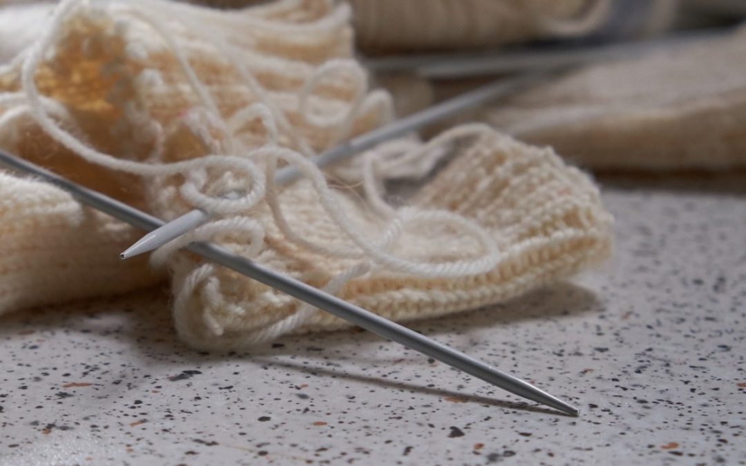 Knitting pixabay 2020 knit-2469094_1920 cropped