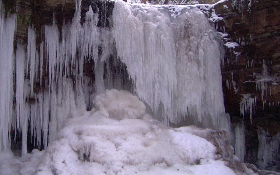Water stream frozen ice winter 2022 pixabay frozen-waterfall-g47c45665e_1920 cropped