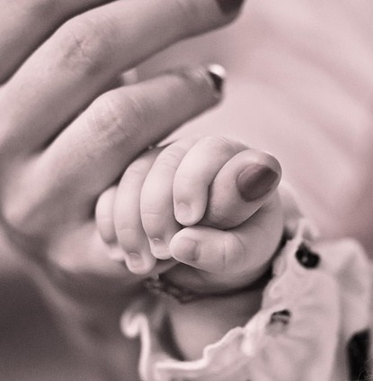 Baby holding finger pixabay 2017 baby-539968_640 cropped