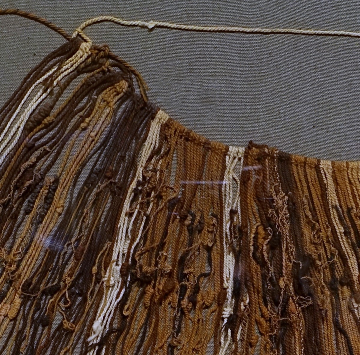 Khipu wikimedia 2018 Fragmentary_quipu_(khipu)_cropped04