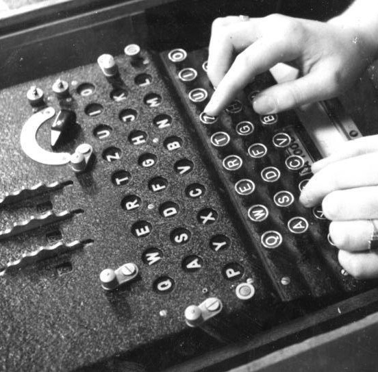 Enigma machine wikimedia 2019 Bundesarchiv_Bild_183-2007-0705-502,_Chiffriermaschine__Enigma_cropped