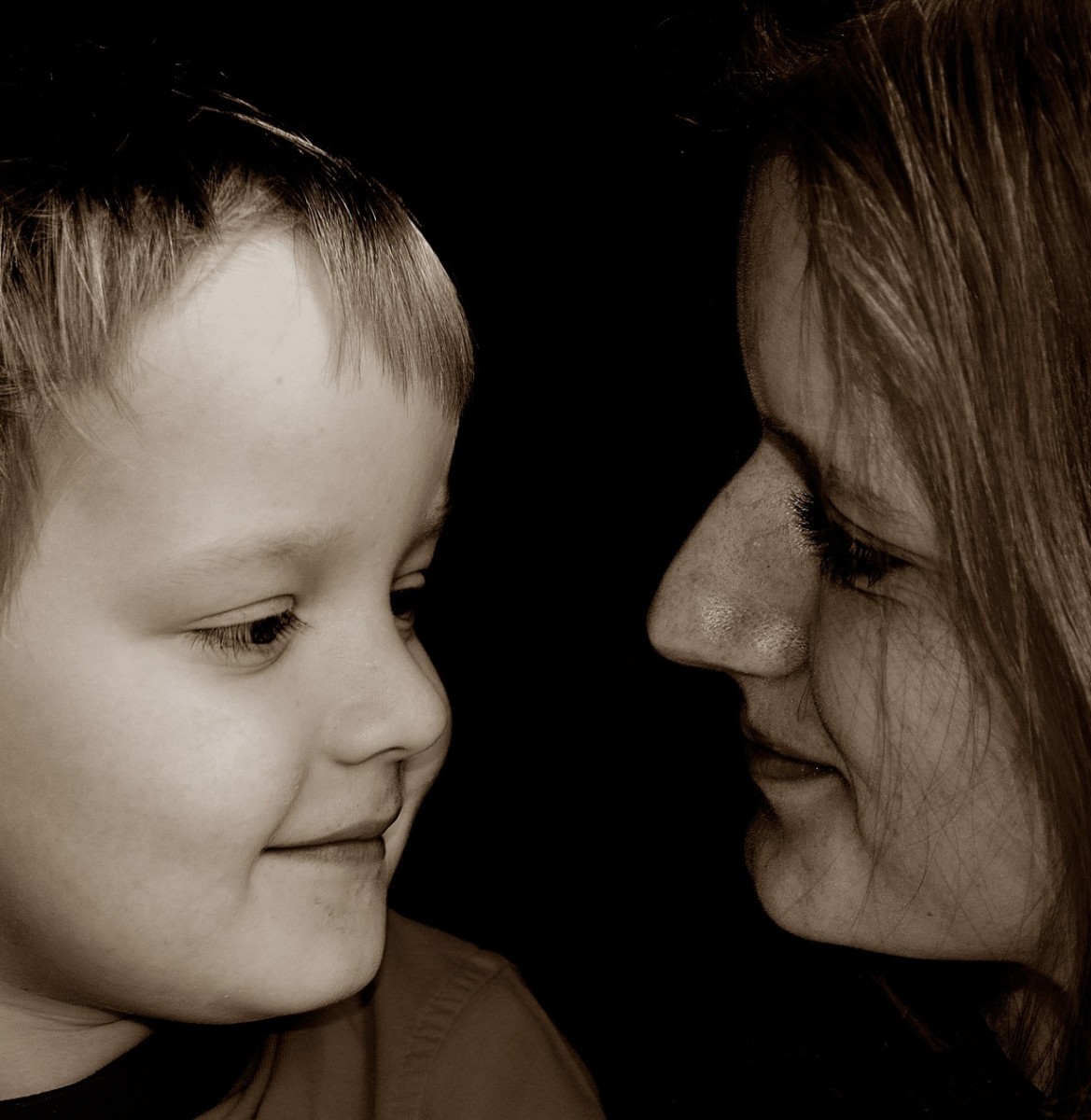 Woman and child talking Public Domain 2017 cropped