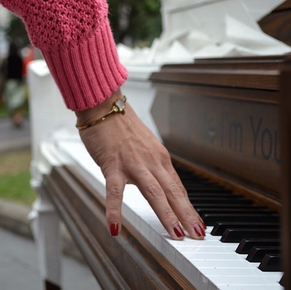 music piano sound 2017 pixabay-701654_640 cropped