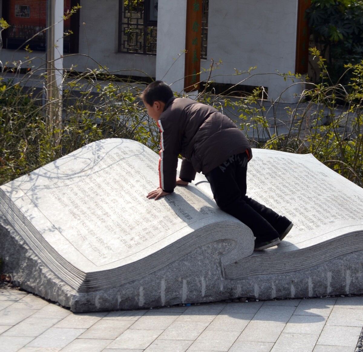 Boy on book statue Public Domain 2017 cropped