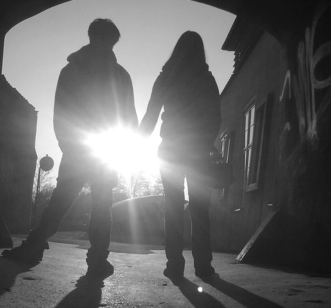 Young lovers 2017 pixabay cropped