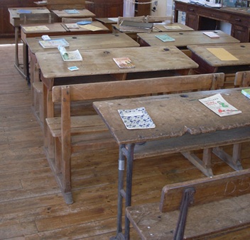 Old schoolhouse 2017 wikimedia cropped