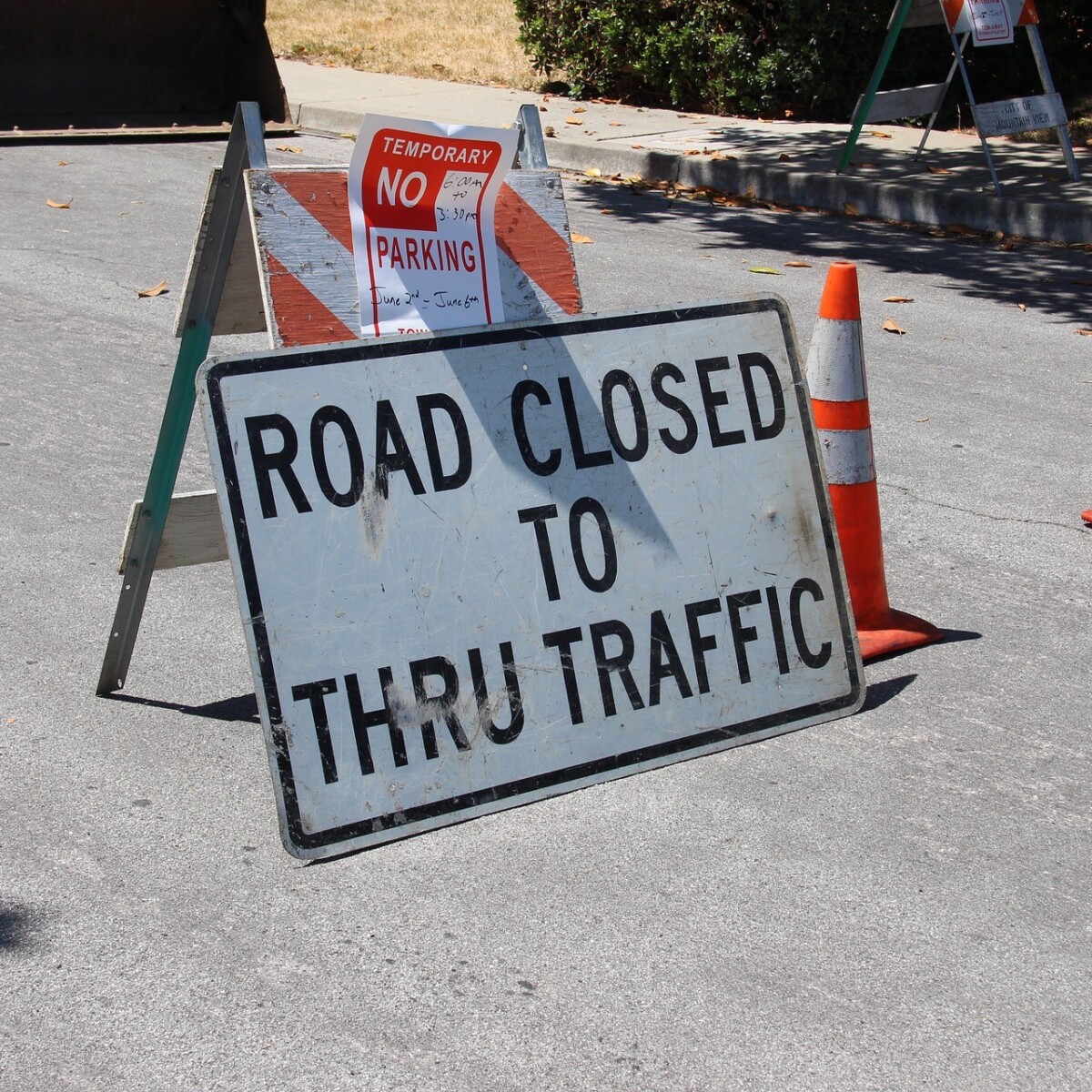 Road closed sign 2019 pixabayroad-closed-2698182_1920 cropped
