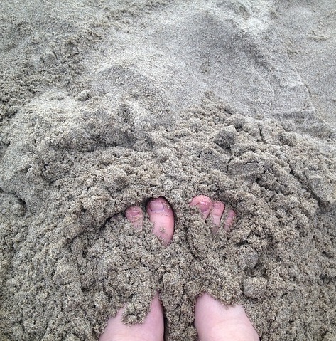 sand toes images 2017 ocean sea blue water -369609_640 cropped 2017