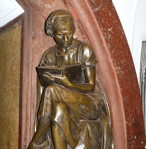 Woman reading sculpture 2017 Pixabay cropped